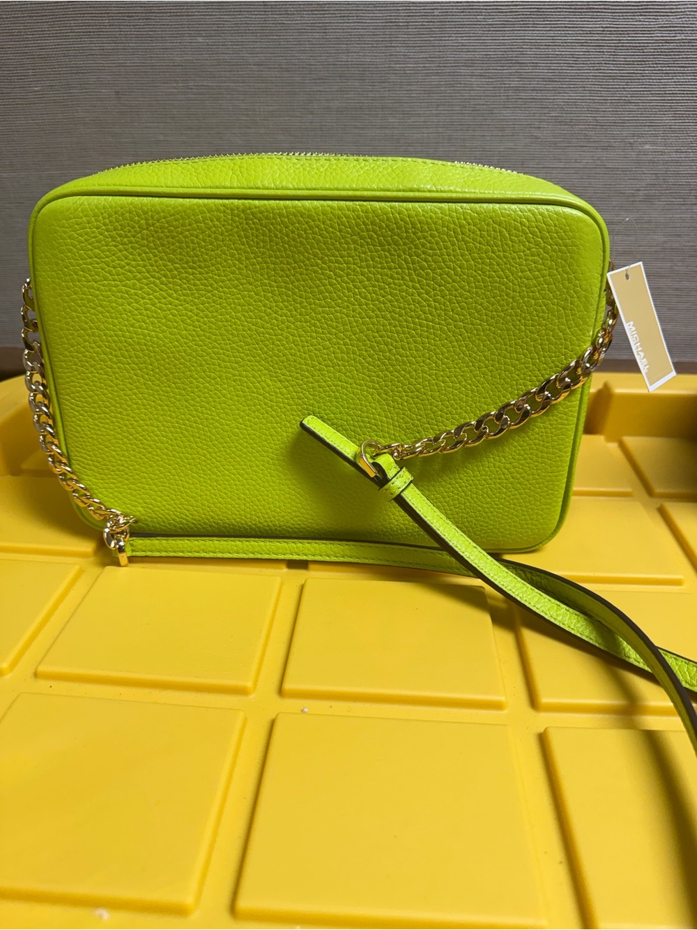MICHAEL KORS Neon Lime Pebbled Leather Crossbody with Gold-Tone MK Logo - Picture 2 of 3